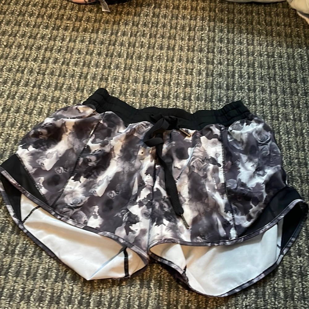 Lululemon LR hotty hot shorts